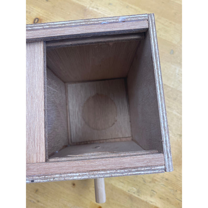 Breeding box for finches